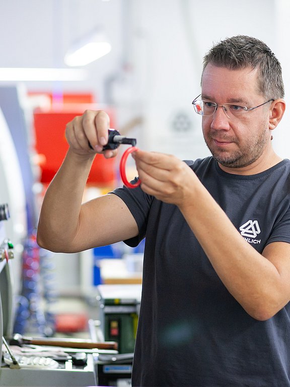 Alexander Pucher, CNC-Dreher bei HENNLICH, bei der Arbeit an einer CNC-Maschine