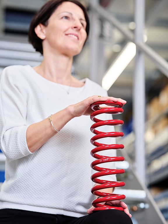 Doris Jodlbauer hält technische Feder in der Hand