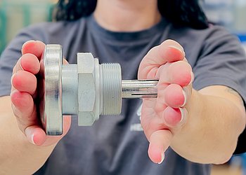 Belüftungsfilter wird in zwei Händen gehalten